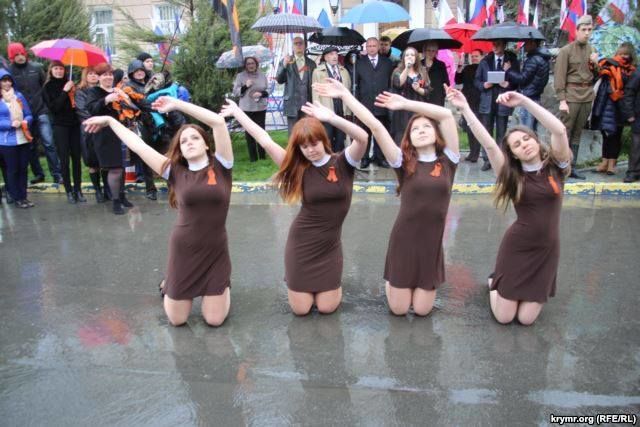 В Крыму девушки танцевали на коленях в воде на фоне "георгиевских" лент