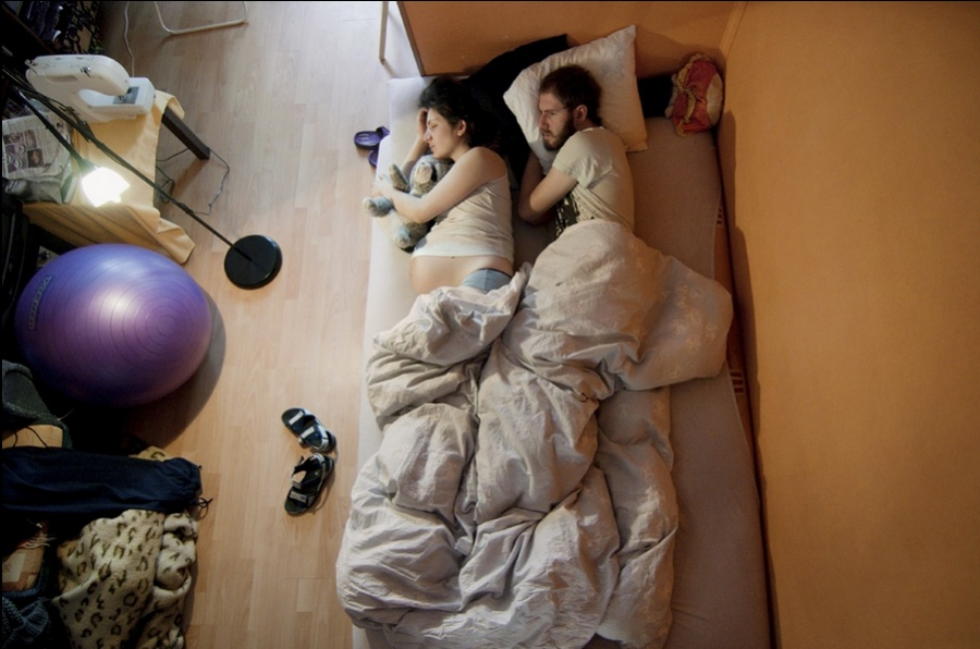 20 очаровательных фото спящих пар, которые ждут ребёнка