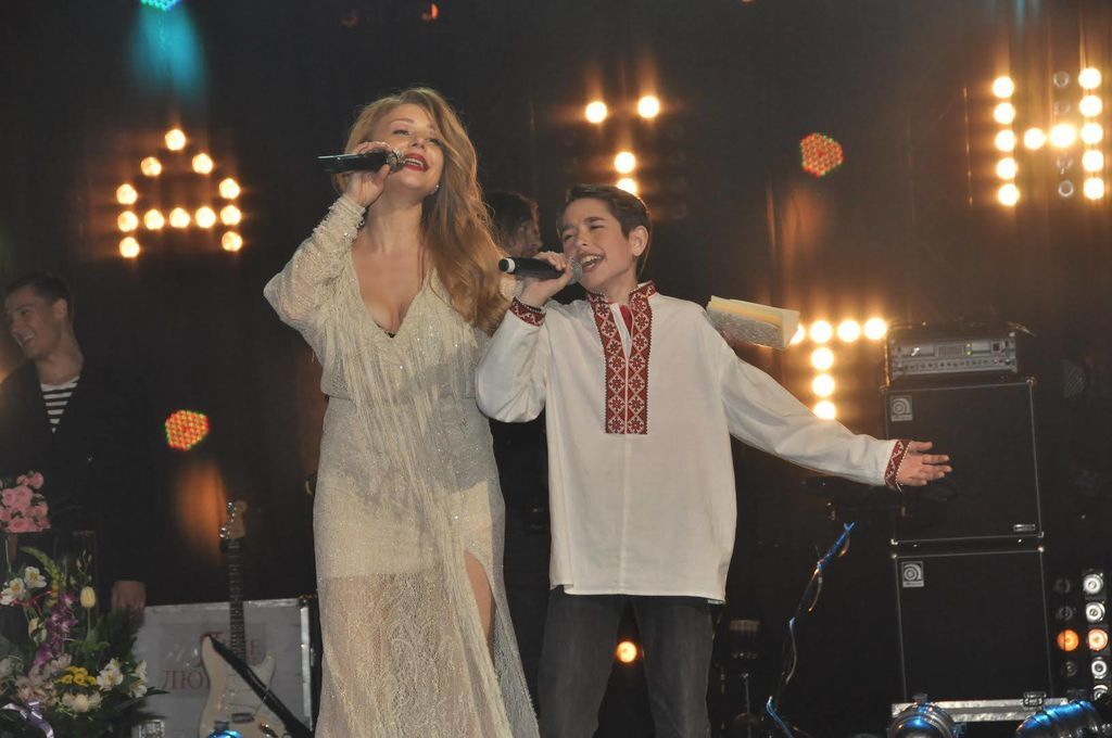 Кароль во Львове спела с 12-летним подопечным и сделала первое селфи на сцене со зрителями
