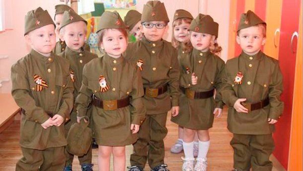 На Луганщине террористы вырядили детей в военную форму: фотофакт