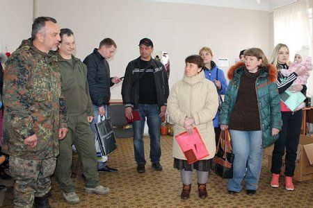 По-братски! Бойцы АТО в Артемовске отдали свою еду местным жителям