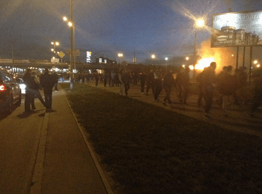 Массовая драка возле застройки в Киеве: в ход пошли шашки и петарды. Фоторепортаж