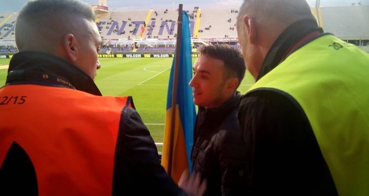 У болельщика "Динамо" отобрали флаг Украины в Италии