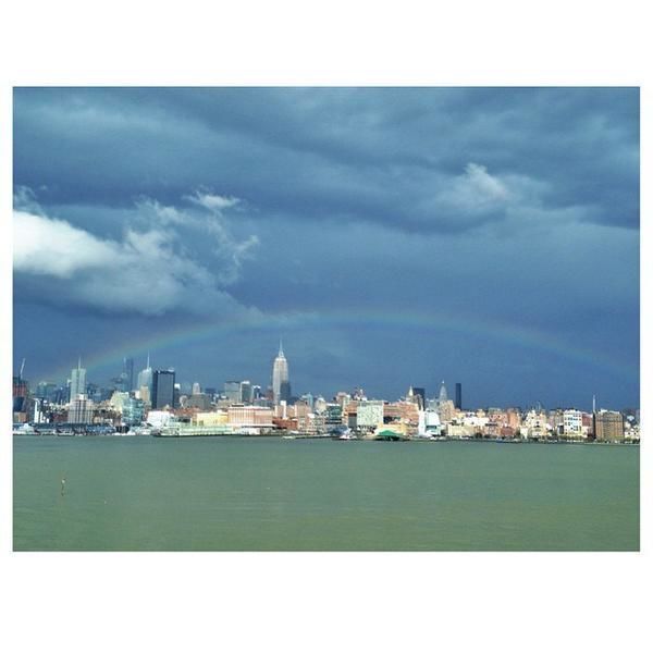 В небе Нью-Йорком "расцвели" сразу четыре радуги: фото