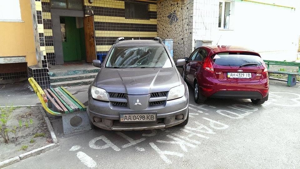 "Герой парковки": водитель припарковался почти на пороге дома