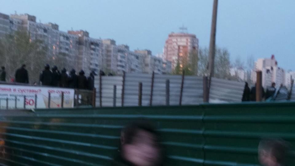 Массовая драка возле застройки в Киеве: в ход пошли шашки и петарды. Фоторепортаж