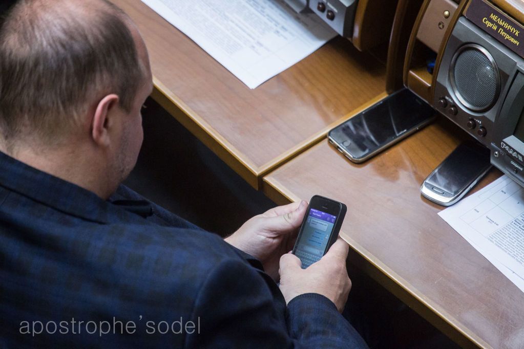 "І документи по уроду!" Мельничук в Раді торгувався з Каськівим по SMS. Фотофакт