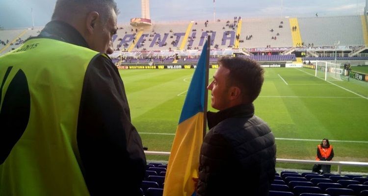 У болельщика "Динамо" отобрали флаг Украины в Италии