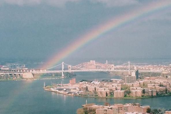 В небе Нью-Йорком "расцвели" сразу четыре радуги: фото
