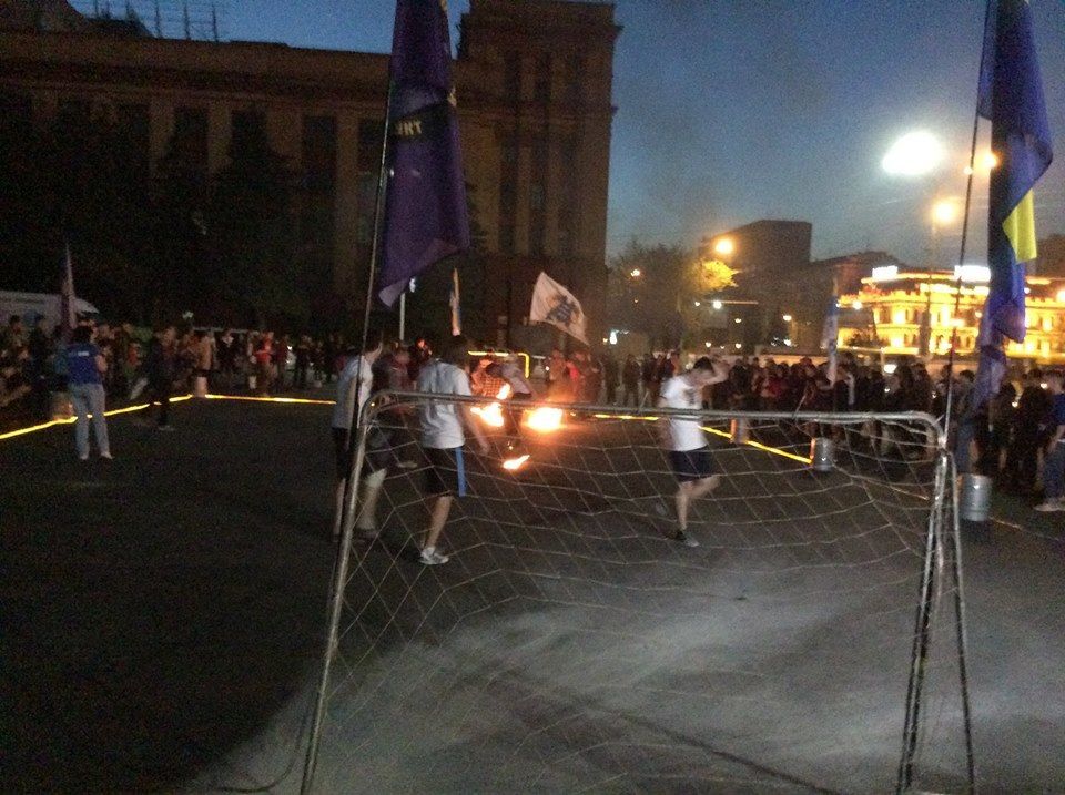 В Днепропетровске в поддержку бойцов АТО зажгли огненный тризуб: фотофакт