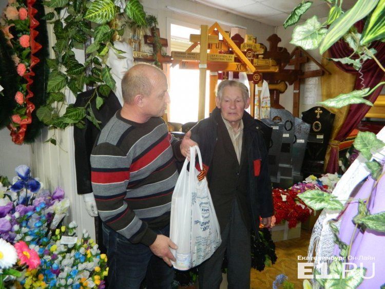 Российским ветеранам в честь Дня Победы подарили скидку на похороны 