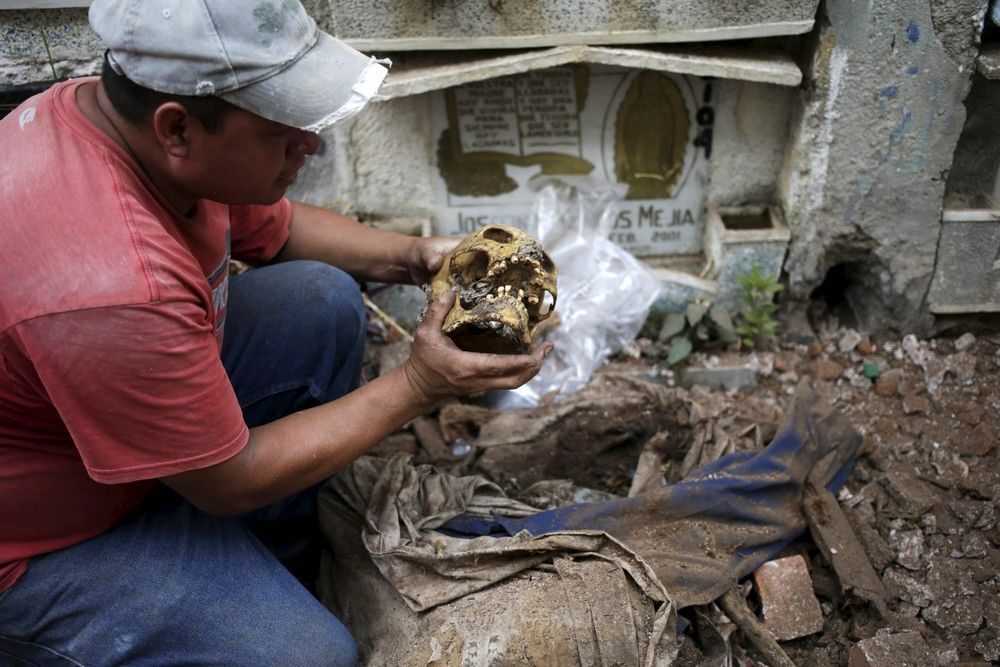 Жуткая работа: тяжелые будни чистильщиков могил из Гватемалы 