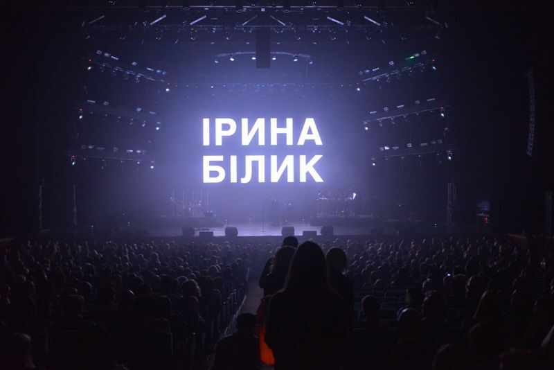 На своем юбилейном концерте Билык целовалась с Могилевской и пела с виртуальным Кузьмой