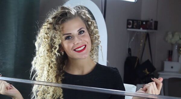 Как сделать ослепительные локоны с помощью коктейльных соломинок