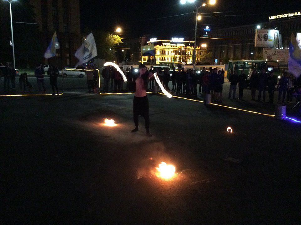 В Днепропетровске в поддержку бойцов АТО зажгли огненный тризуб: фотофакт