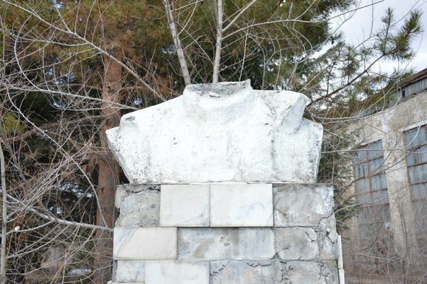 В российском Биробиджане обезглавили памятник Ленину: фотофакт
