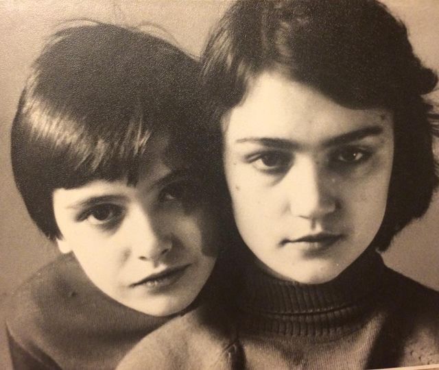 Ольга Сумская поделилась редкими ретро-снимками с сестрой