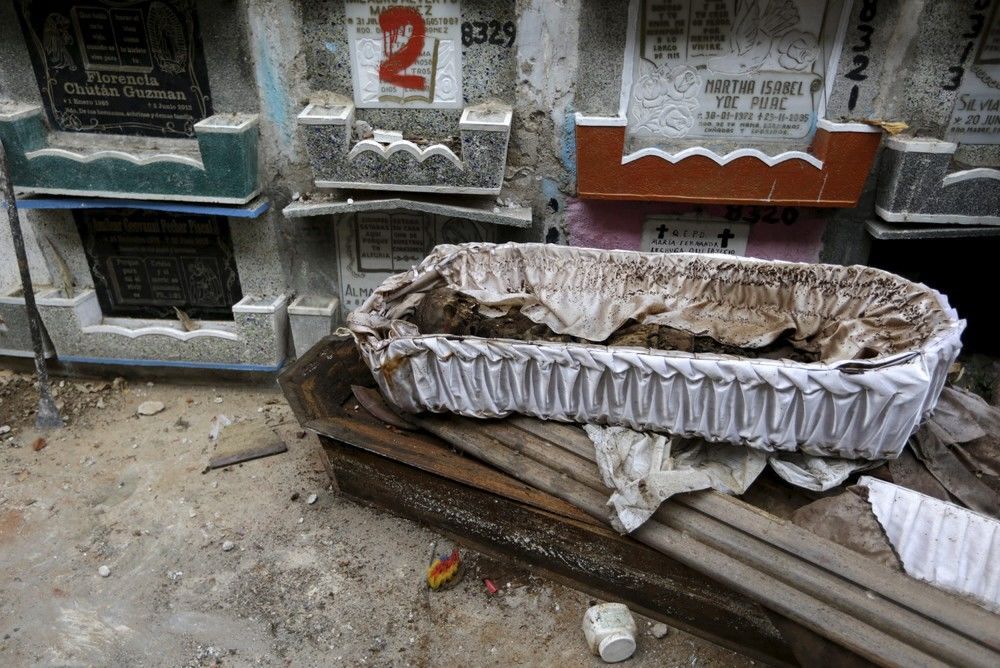 Жуткая работа: тяжелые будни чистильщиков могил из Гватемалы 