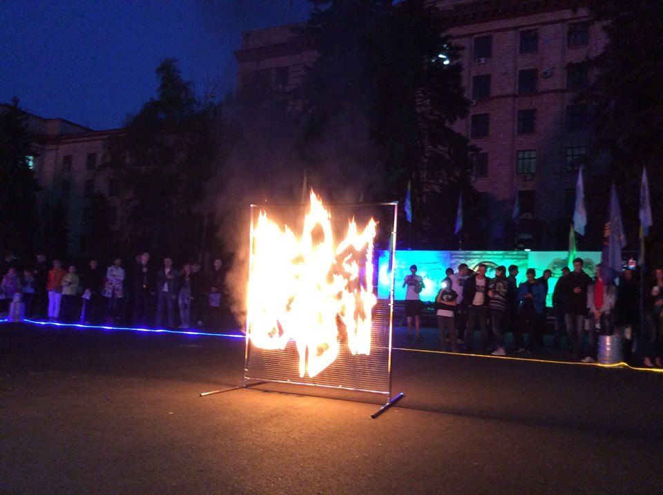 В Днепропетровске в поддержку бойцов АТО зажгли огненный тризуб: фотофакт