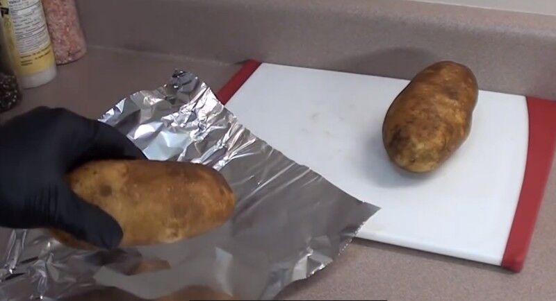 Блюда для пикника: ароматная фаршированная картошка на гриле