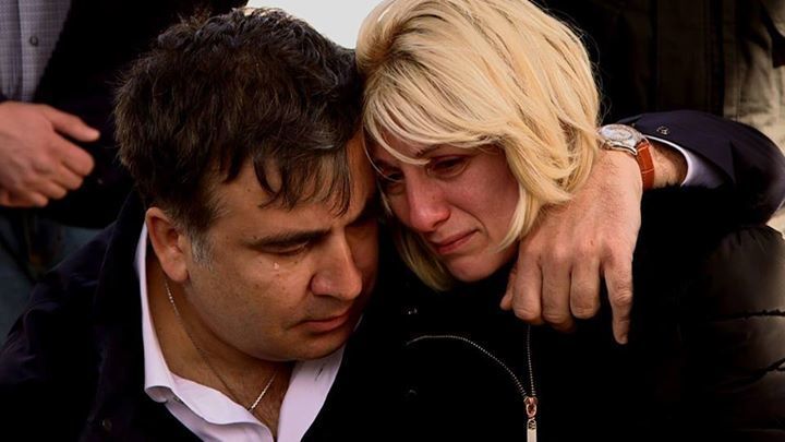 Саакашвили плакал на Майдане вместе с женой убитого бойца: фотофакт