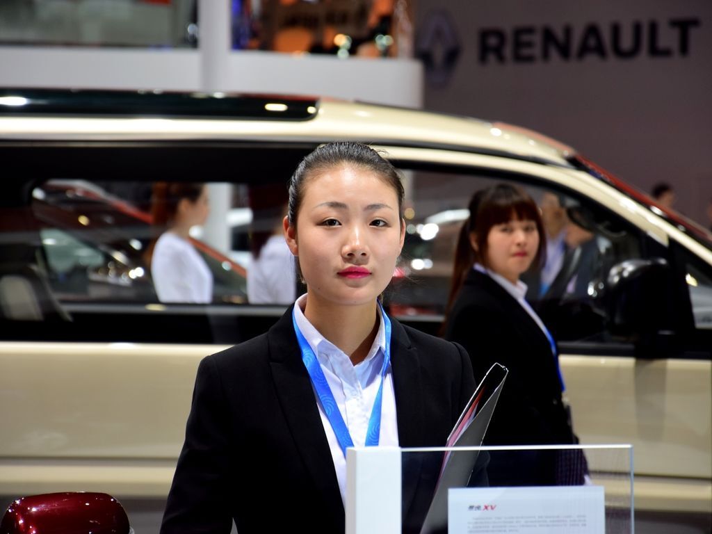 Вопреки запретам: красивые девушки Шанхайского автосалона