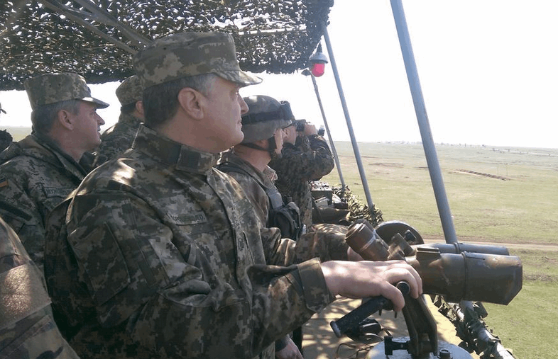Порошенко приехал на военные учения под Николаевом: опубликованы фото