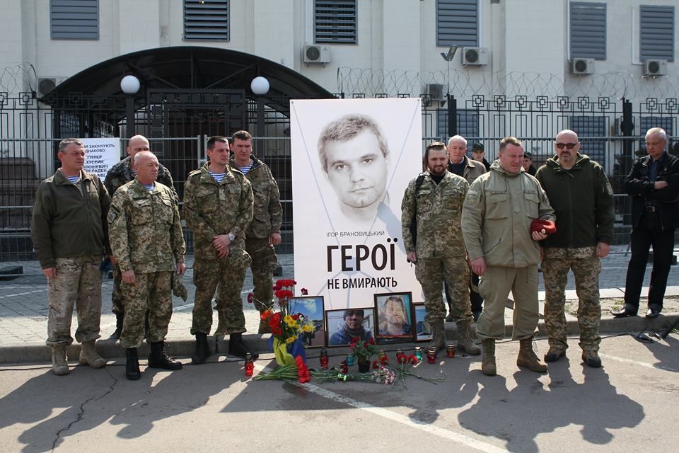 Бойцы АТО помянули погибшего товарища возле посольства России: фотофакт