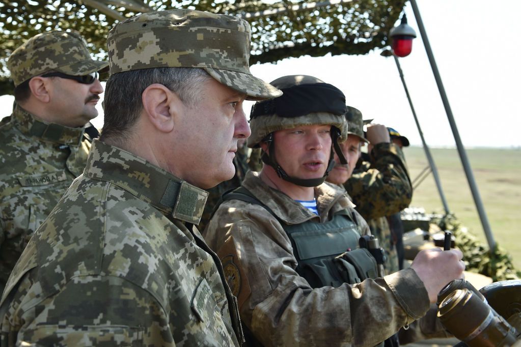Порошенко приехал на военные учения под Николаевом: опубликованы фото