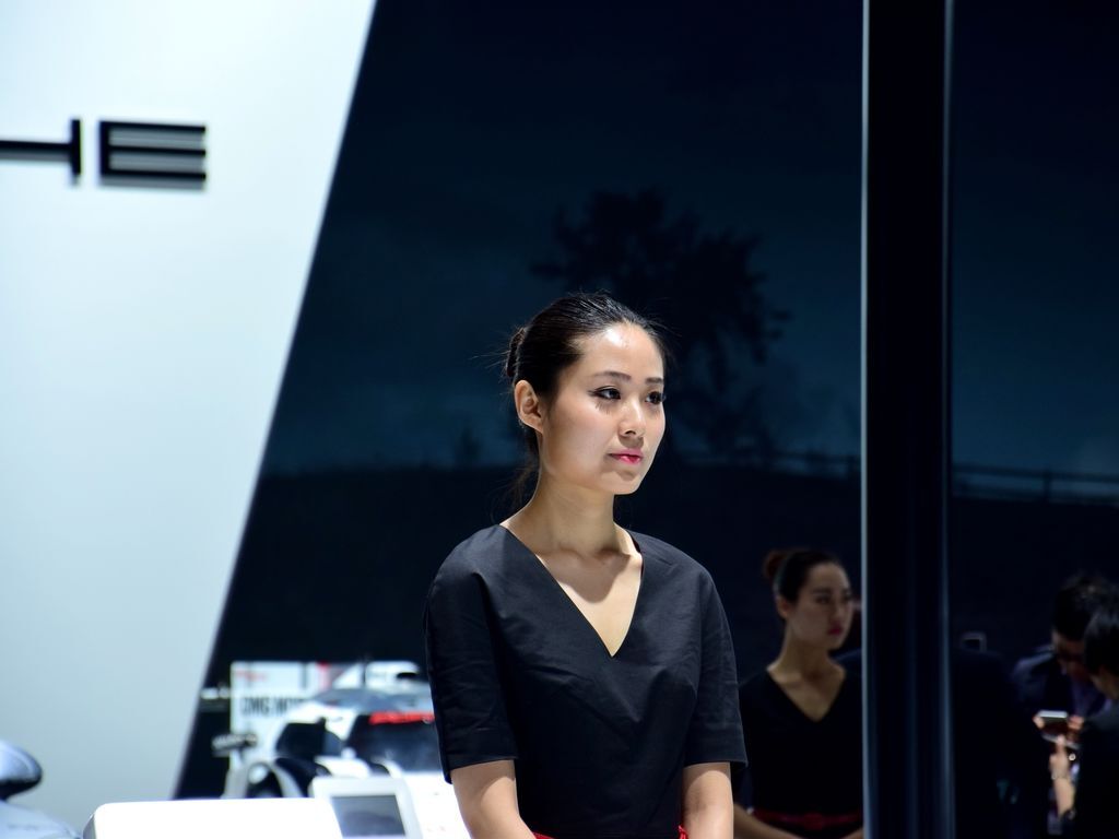 Вопреки запретам: красивые девушки Шанхайского автосалона