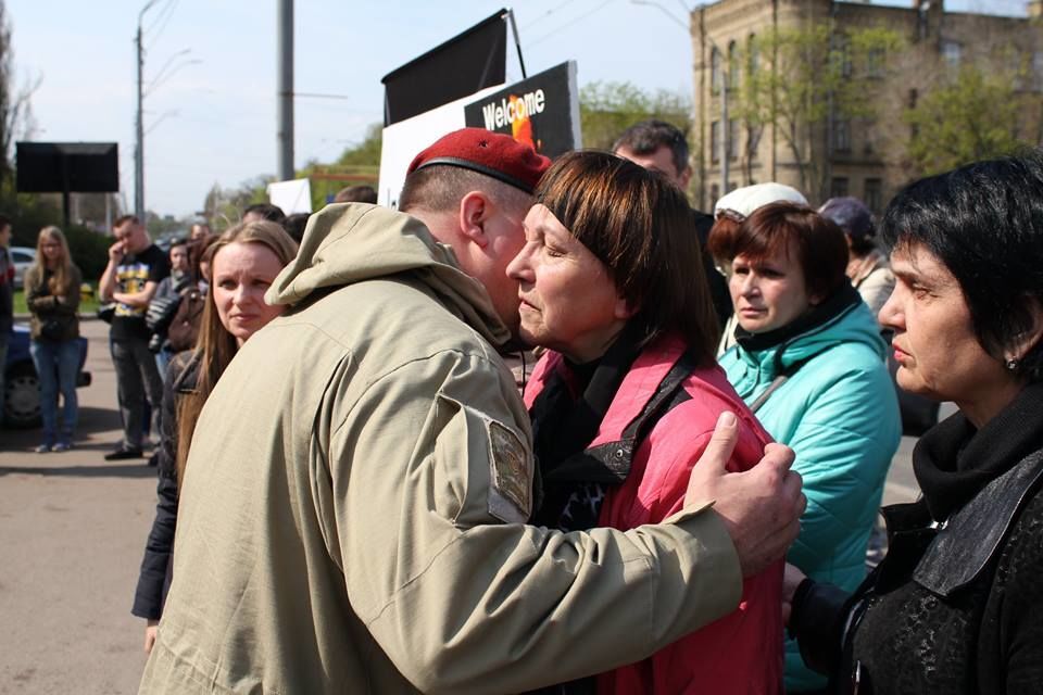 Бойцы АТО помянули погибшего товарища возле посольства России: фотофакт