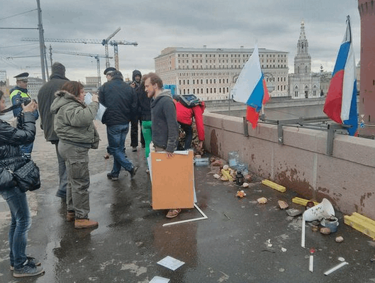В Москве опять разгромили мемориал на месте убийства Немцова: фотофакт