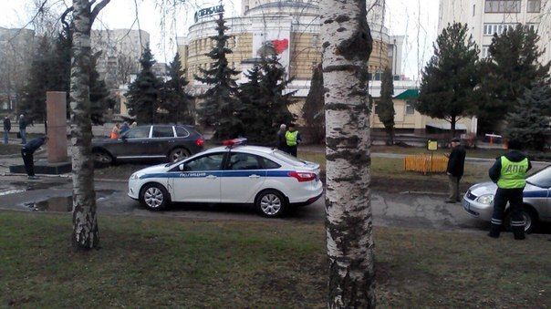 В России Porsche Cayenne протаранил стелу в честь ВОВ