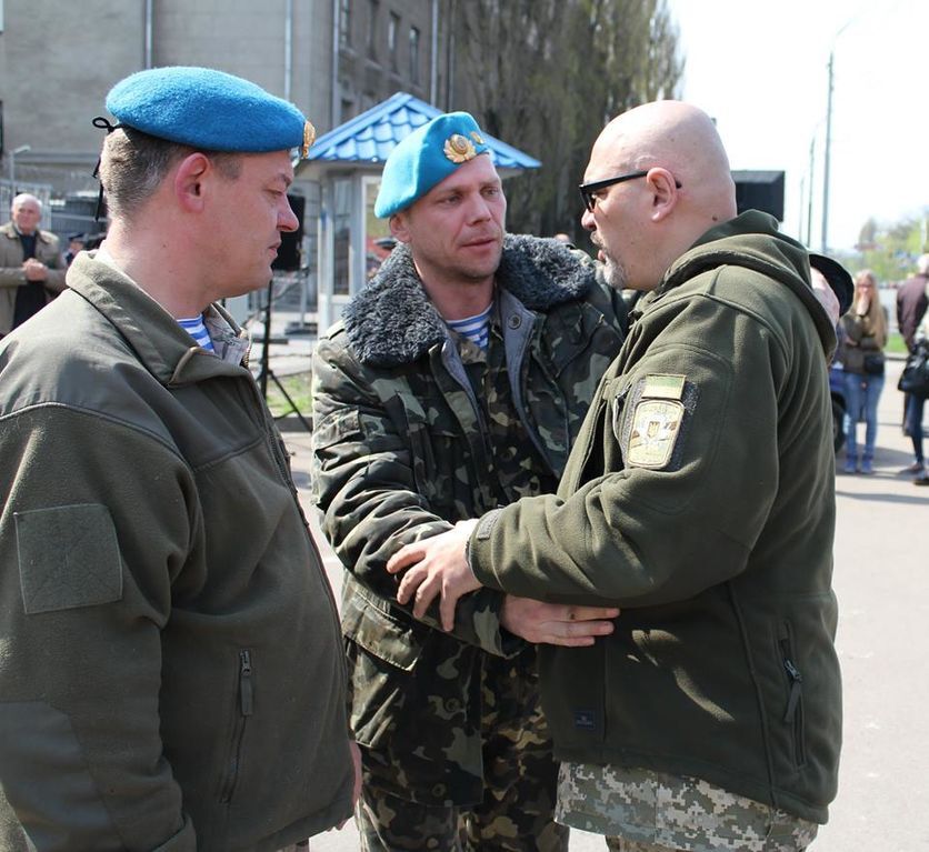 Бойцы АТО помянули погибшего товарища возле посольства России: фотофакт