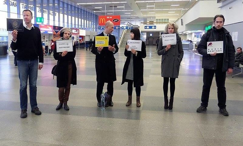 "Напрасное ожидание": в пражском аэропорту россиян регулярно встречают "жертвы Путина"