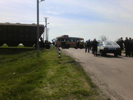 В Каховке "ПАЗ" столкнулся с поездом, есть жертвы: фото и видео ДТП