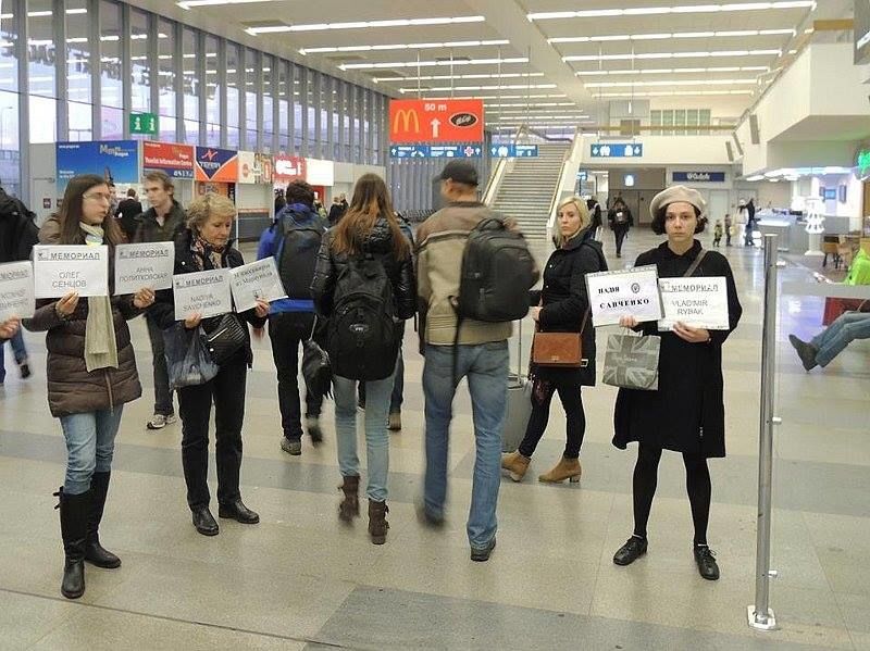 "Напрасное ожидание": в пражском аэропорту россиян регулярно встречают "жертвы Путина"
