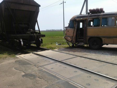 В Каховке "ПАЗ" столкнулся с поездом, есть жертвы: фото и видео ДТП