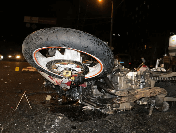 Смертельное ДТП в Киеве: 23-летний мотоциклист погиб, протаранив два авто