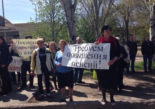 В Запорожье на митинге подрались активисты и самооборона: фотофакт
