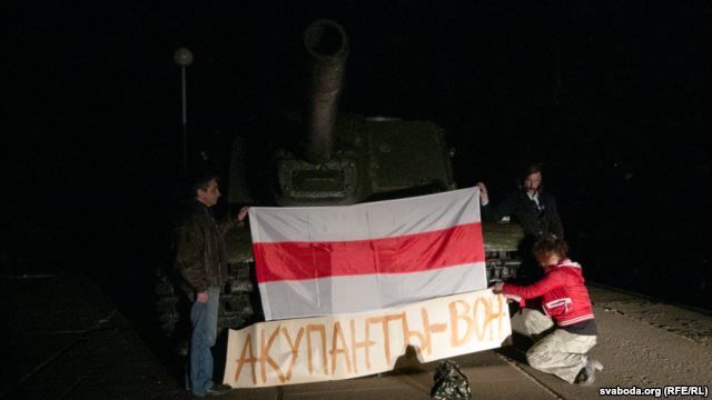 "Оккупанты – вон": белорусы с танком встречают путинских "волков": фотофакт