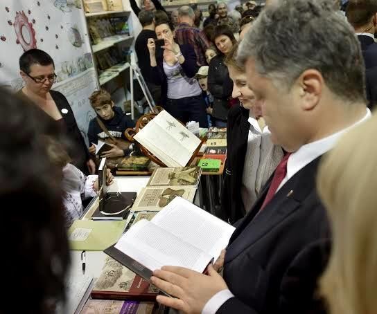 Чета Порошенко накупила книг на "Книжном Арсенале": фотофакт