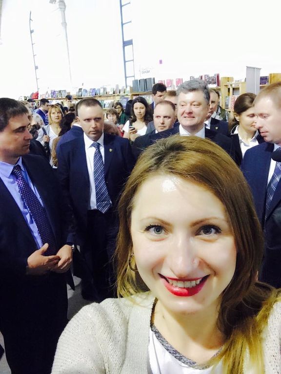 Украинка умудрилась сделать случайное селфи с Порошенко: фотофакт