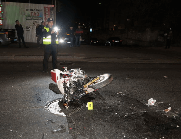 Смертельное ДТП в Киеве: 23-летний мотоциклист погиб, протаранив два авто