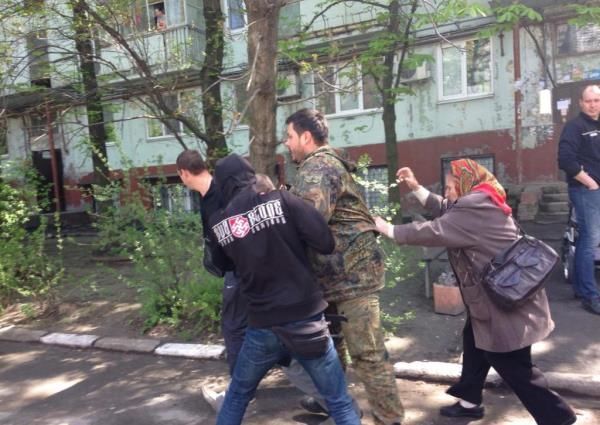 В Запорожье на митинге подрались активисты и самооборона: фотофакт