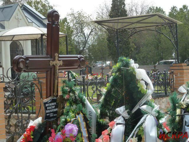 На могиле сына Януковича к пустому кресту прибили табличку: фотофакт