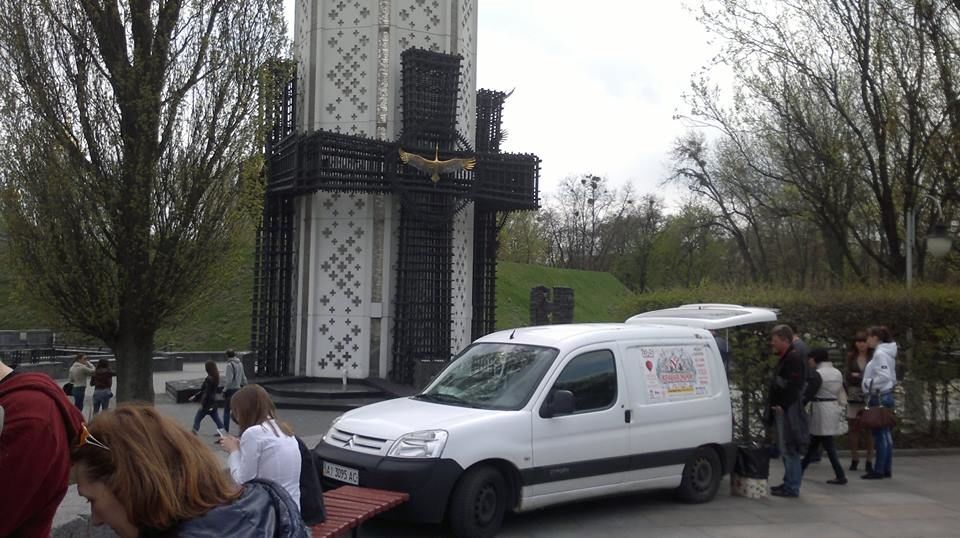 В Киеве торгуют кофе возле памятника Голодомору: фотофакт