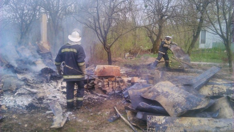 На Киевщине молния сожгла дом