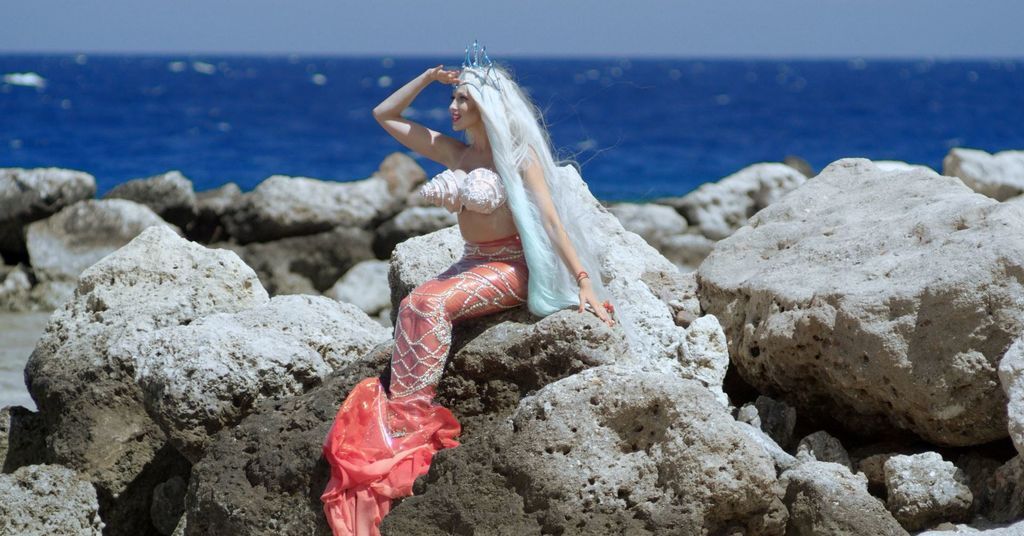 Оля Полякова в новом клипе появилась в образе морской красавицы и сварила заживо туземца