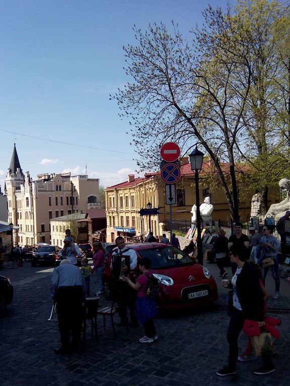 Андреевский спуск в Киеве стал "автотрассой": фотофакт